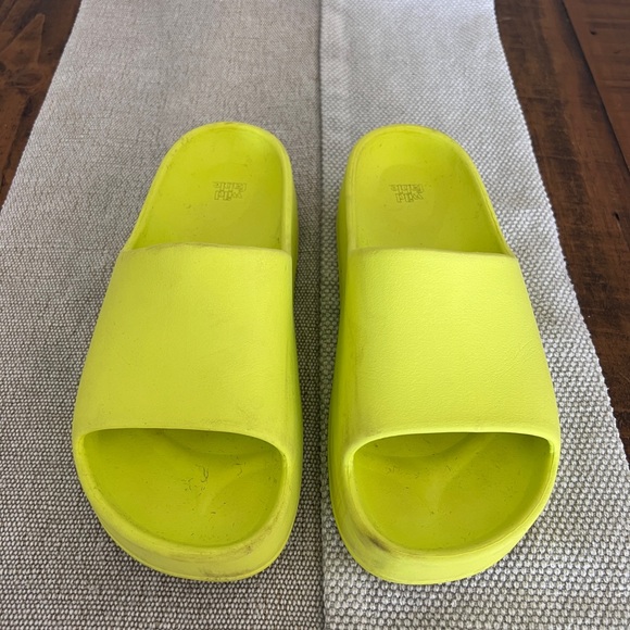 Wild Fable Neon Yellow Slide Sandals Size 7 - Picture 1 of 7